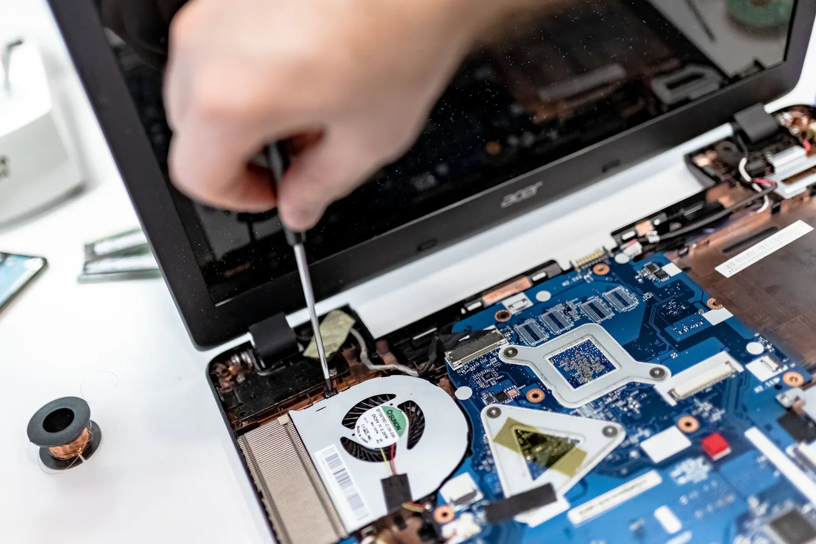 Notebook aperto per assistenza tecnica a privati e clienti finali